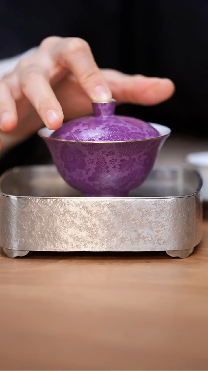 观云紫色扒花盖碗一个非常漂亮