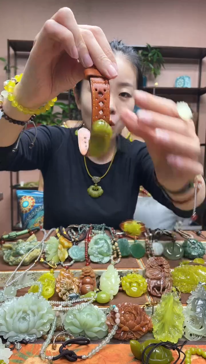 未镶嵌岫玉颈饰多样性发货发其中之一