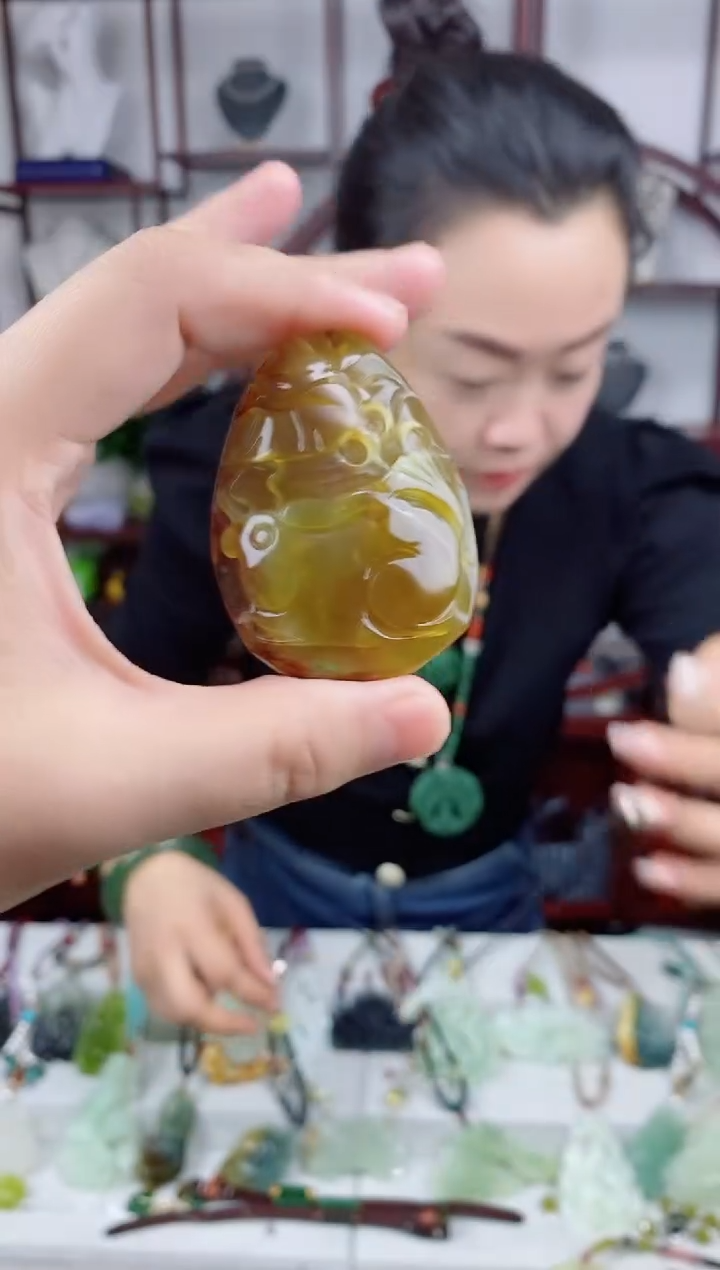 未镶嵌岫玉颈饰1