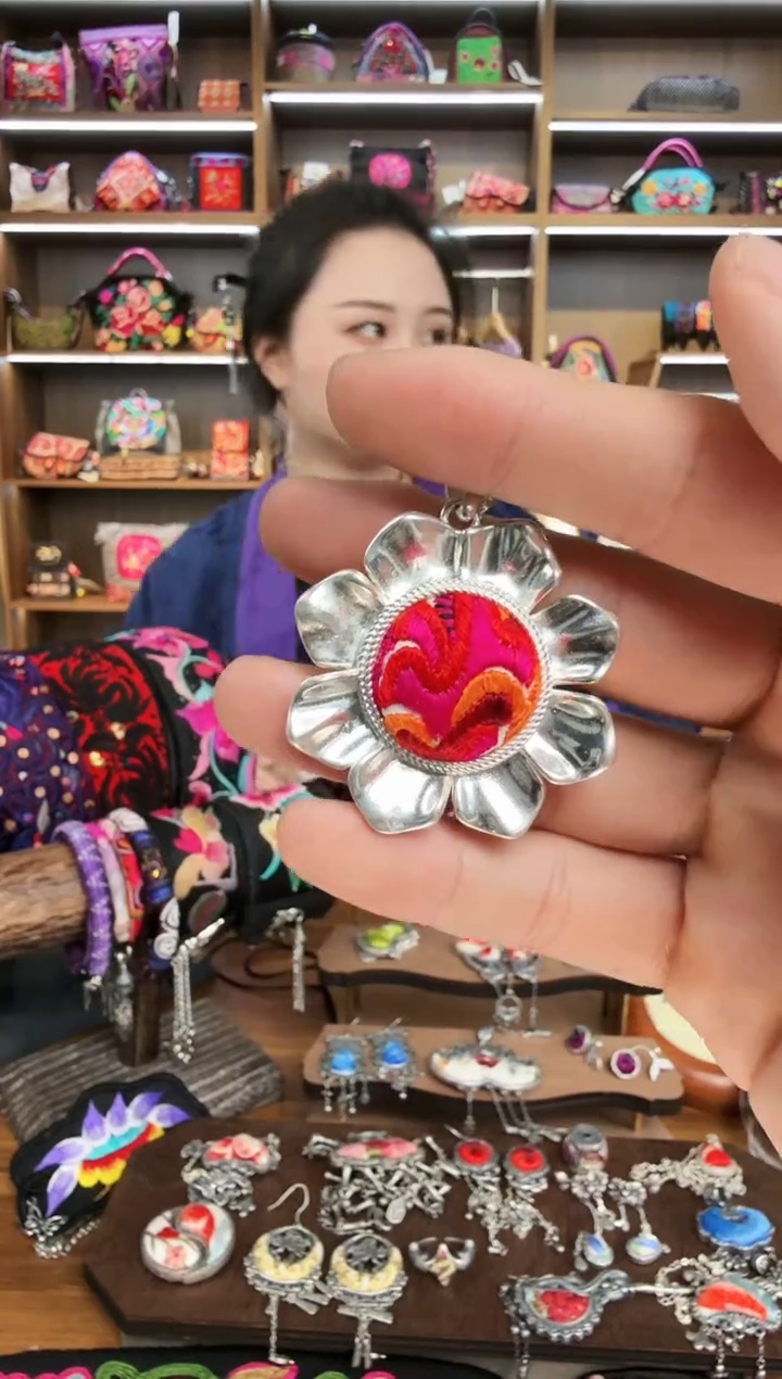 【闪购商品】织绣101蒙阿苏苗绣传承