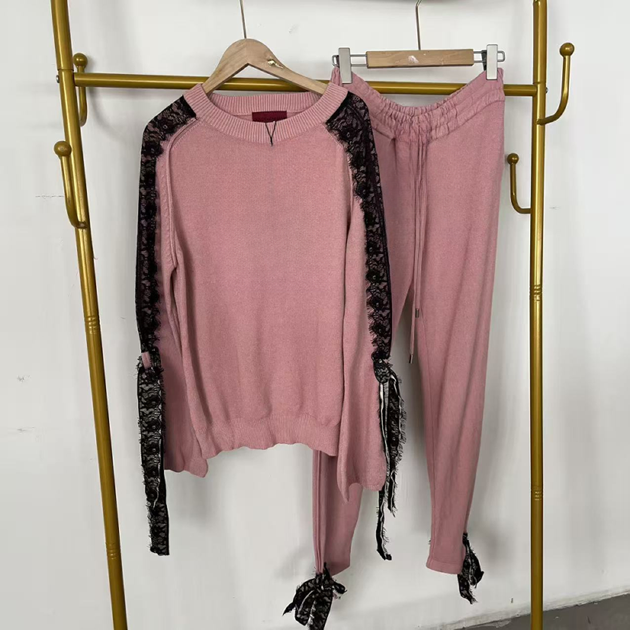 C22-5-9910款   粉色圆领拼接休闲羊毛衫套装