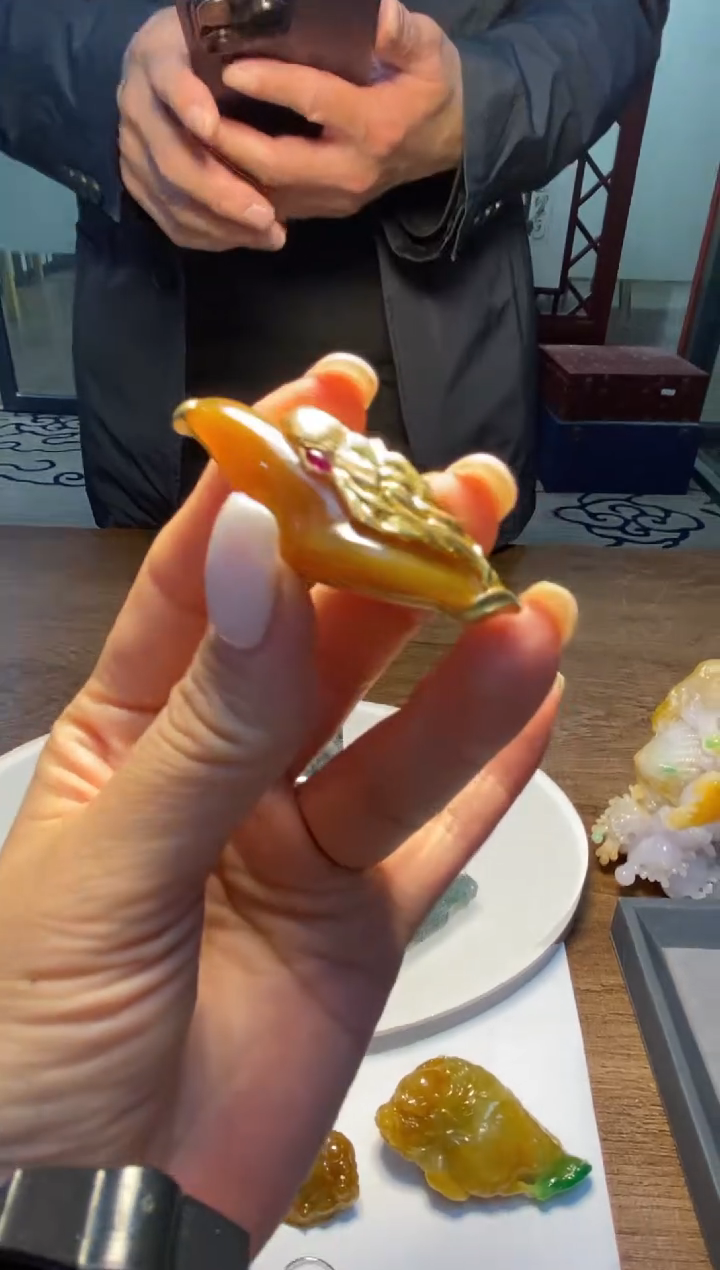 颈饰18K金镶嵌翡翠油**腻翡翠红翡镶嵌挂件