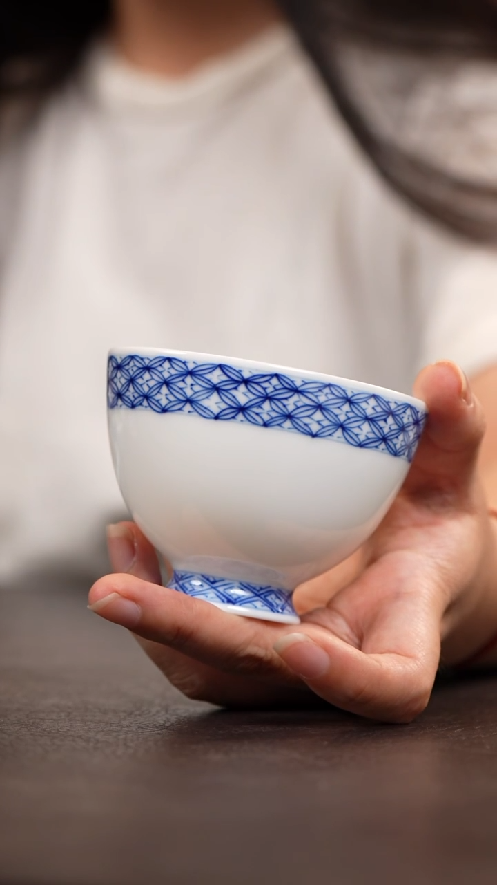 青花铜钱纹鸡心杯 