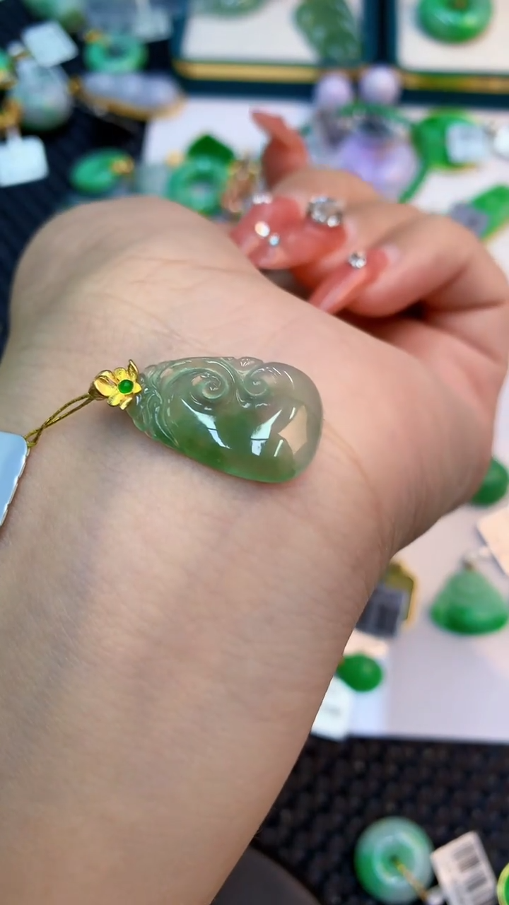 颈饰18K金镶嵌翡翠1