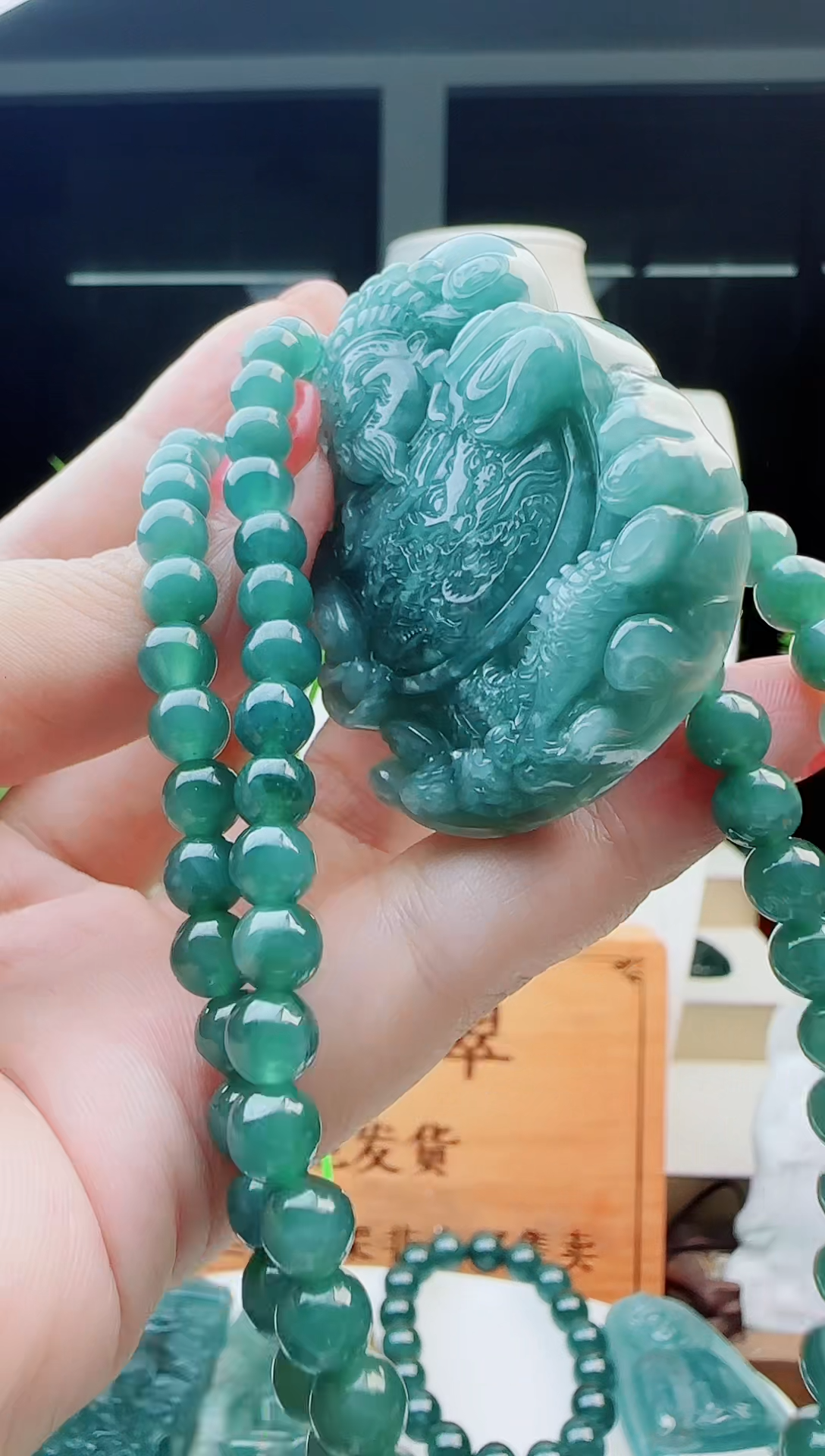 翡翠未镶嵌颈饰多样性发货其中一件