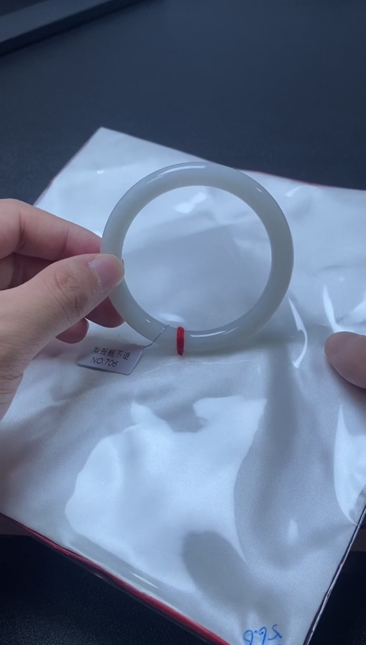 翡翠手镯未镶嵌手镯