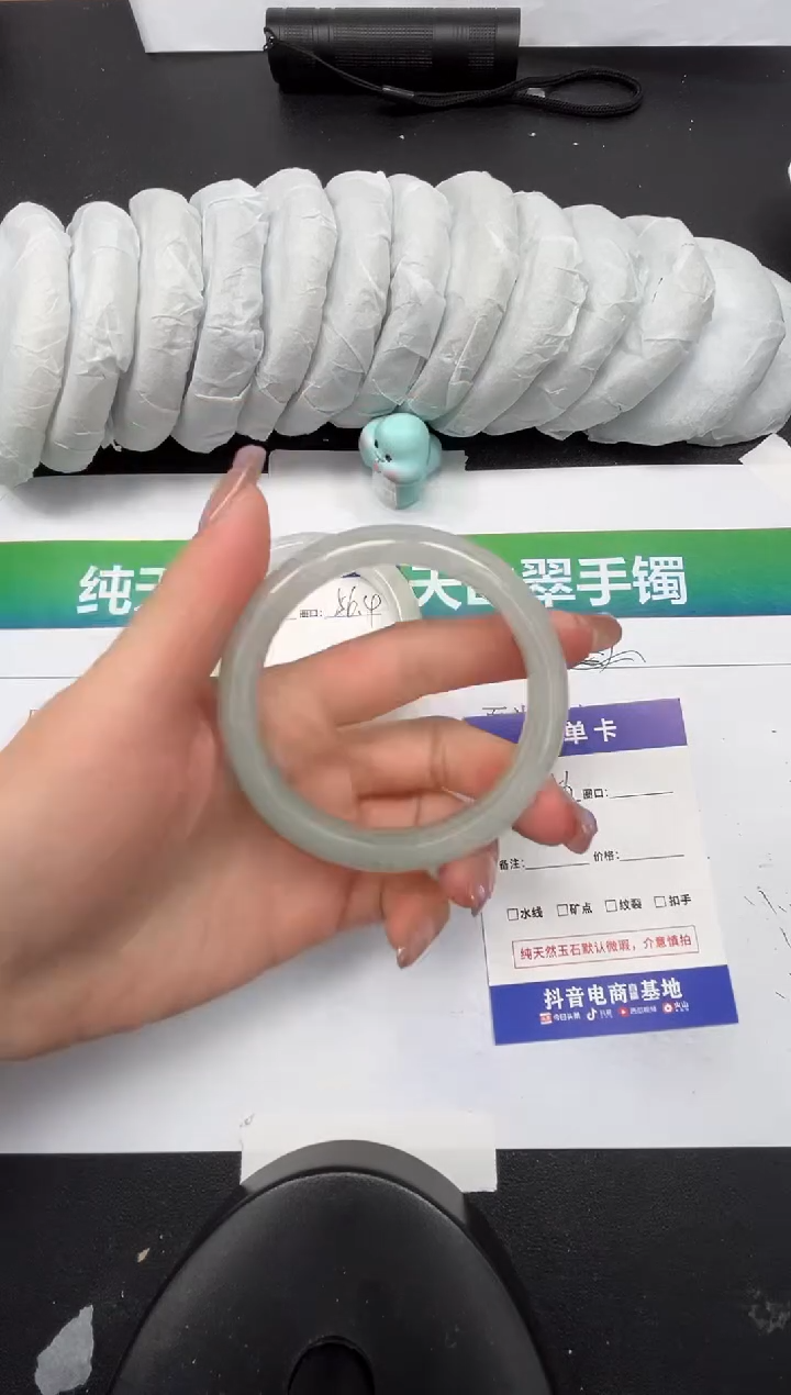 【闪购商品】石英质玉手镯未镶嵌156-56.8