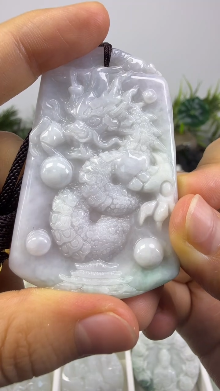 颈饰未镶嵌翡翠龙牌