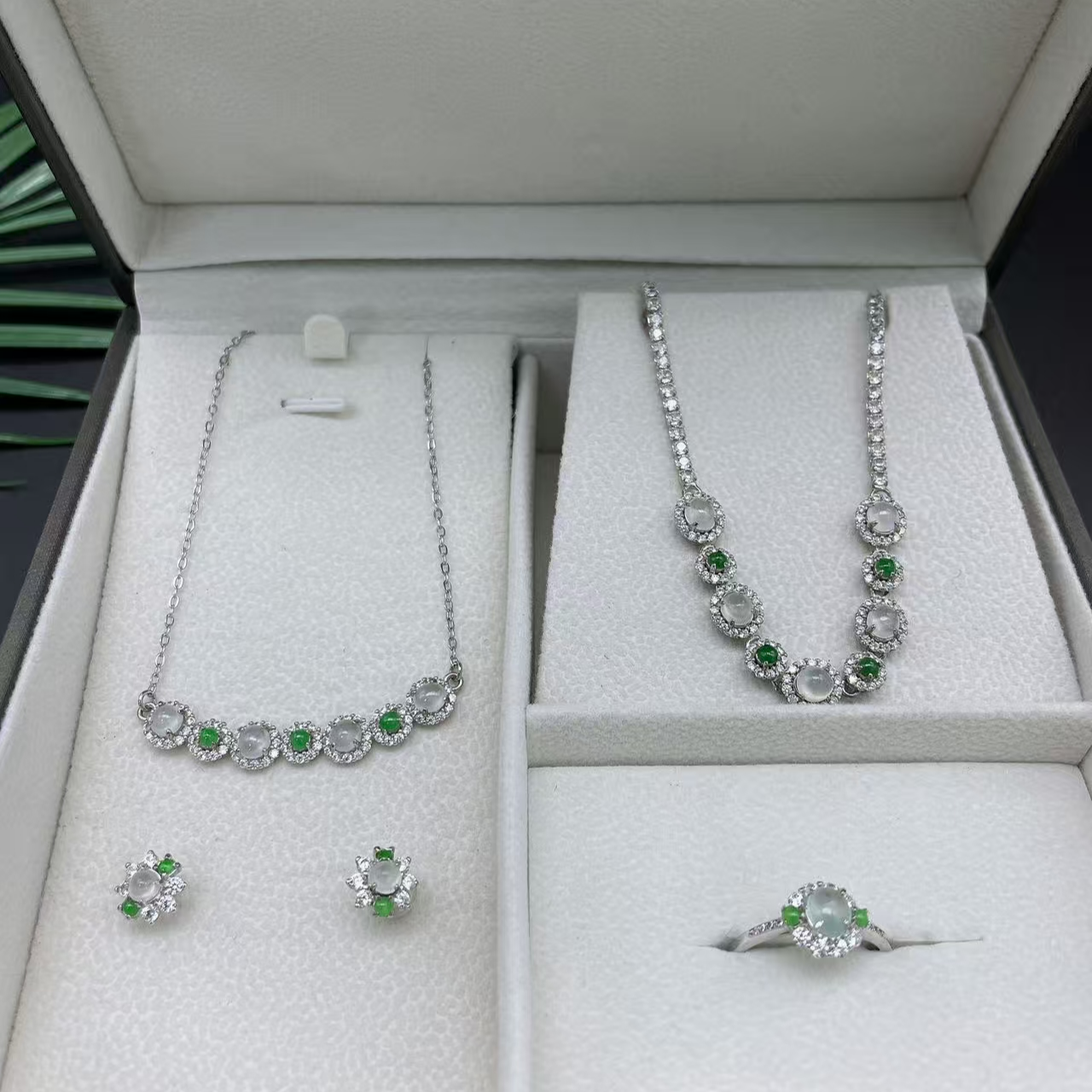 S925银镶嵌翡翠四件套 时尚气质套盒
