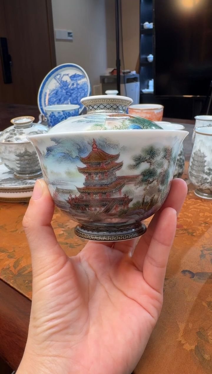 潘****常手绘粉彩岳阳楼盖碗