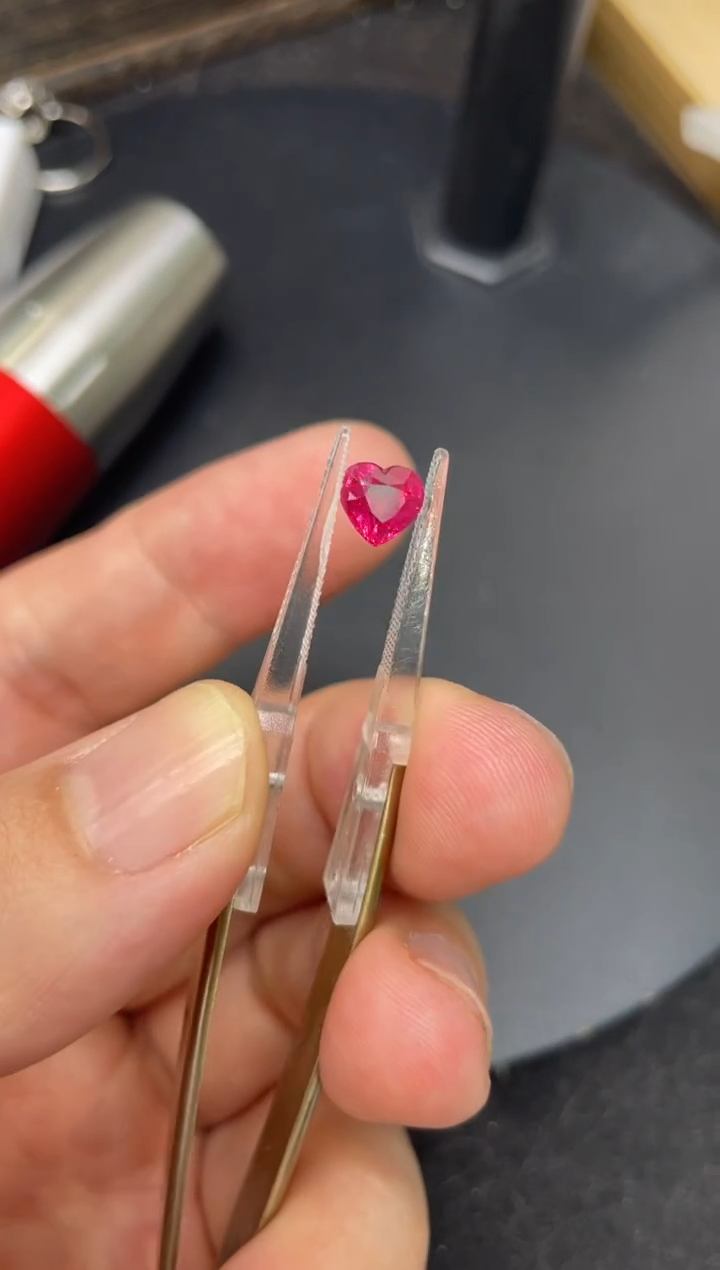 【闪购商品】红宝石裸石未镶嵌无烧1.05克拉心形鸽血红宝石