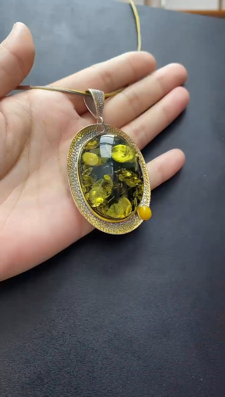 裸石琥珀未镶嵌吊坠