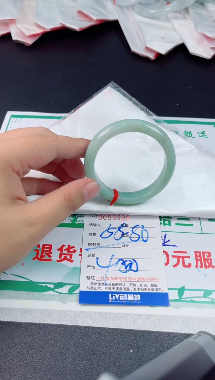 翡翠手镯未镶嵌翡翠手镯