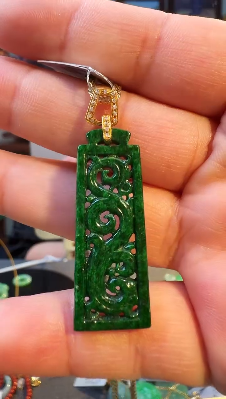 颈饰18K金镶嵌翡翠吊坠