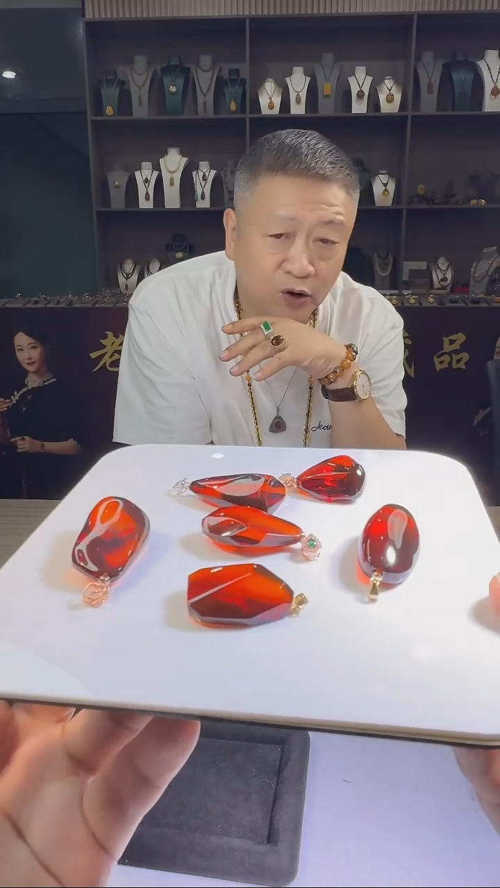 银S925镀金镶嵌琥珀裸石原矿血珀干放血吊坠随机发1个