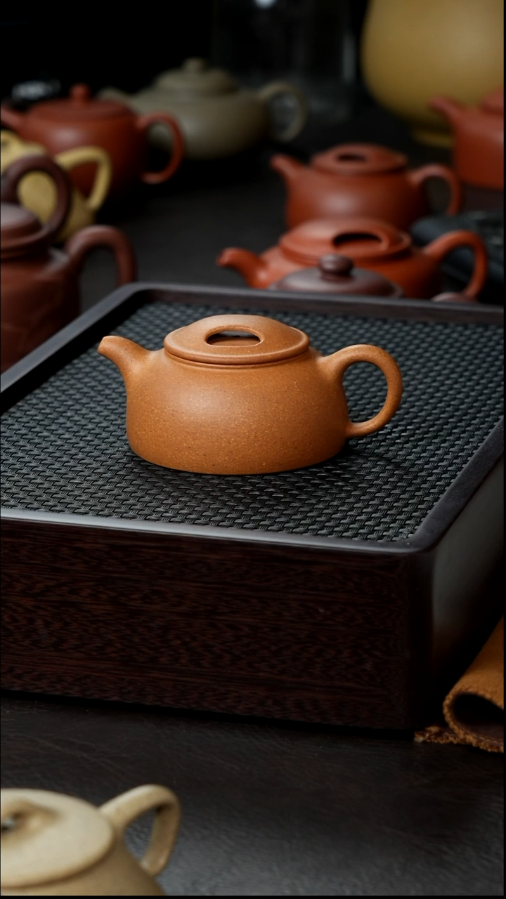 茶壶紫砂黄金段牛盖半手100     清款