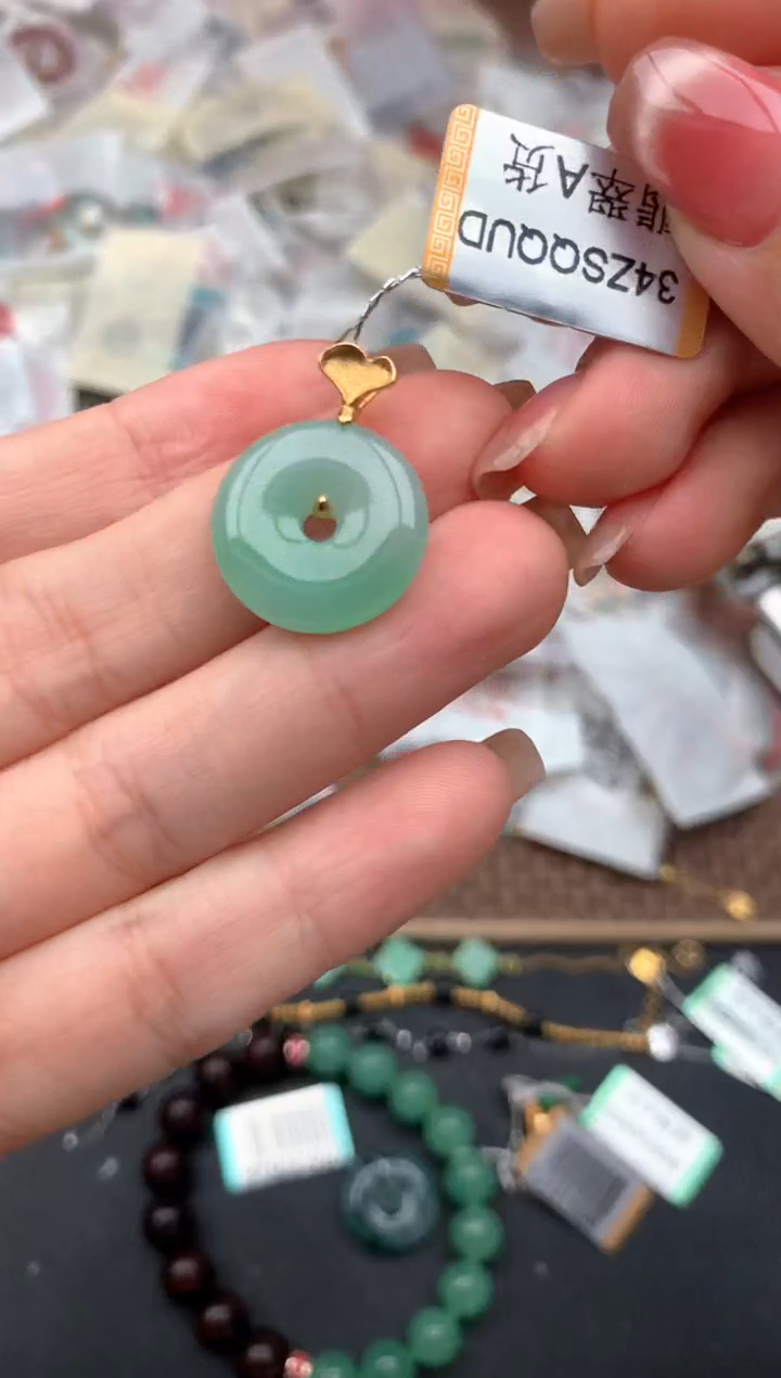 18K金镶嵌挂件翡翠一