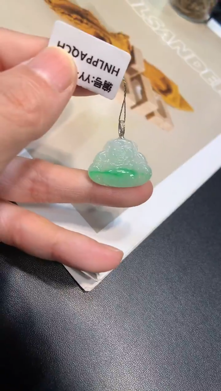 颈饰18K金镶嵌翡翠佛公