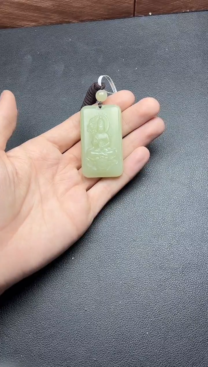 吊坠(赠链)未镶嵌和田玉且末微色差迪克兰二细吊坠