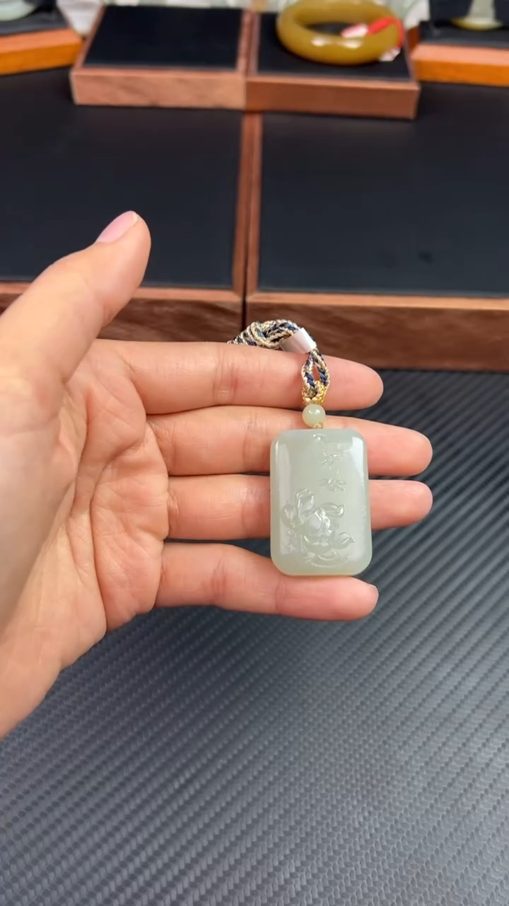【闪购商品】和田玉吊坠(赠链)未镶嵌且末微色差近矿