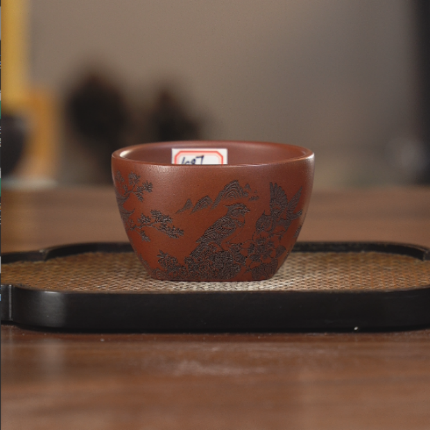 1087宜兴紫砂茶具龙血砂满工刻绘清净四方主人杯 150cc YMJ