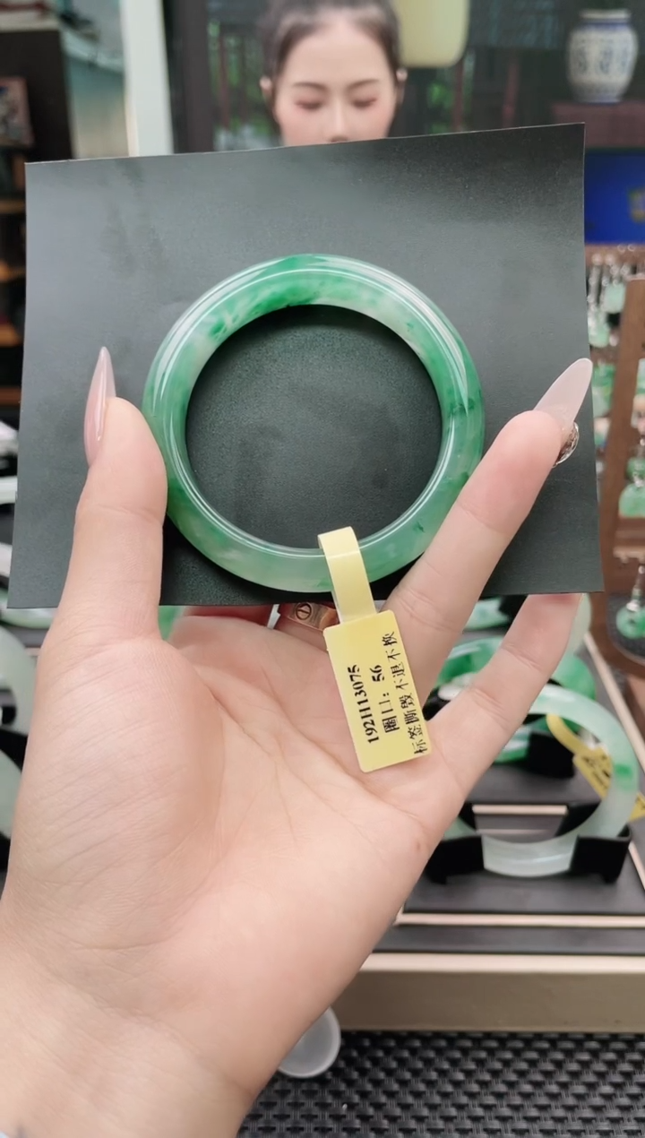 未镶嵌手镯石英质玉（非洲翠）手镯