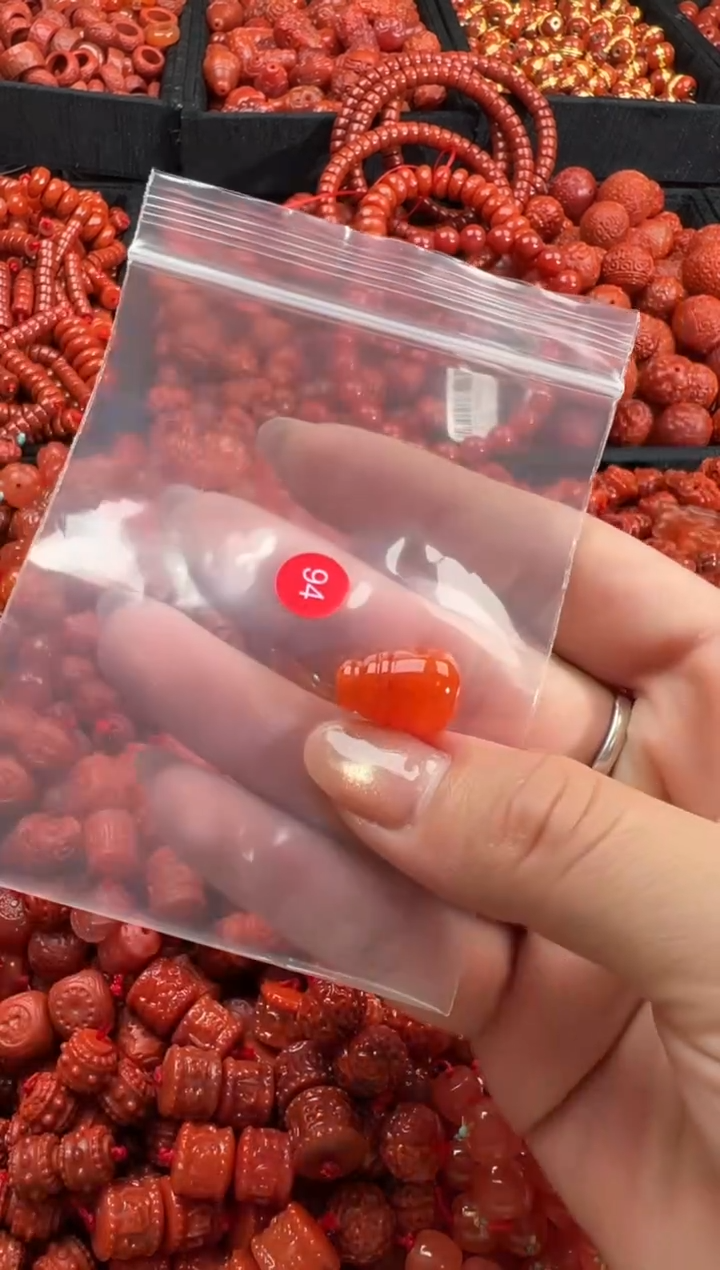 南红玛瑙未镶嵌颈饰1