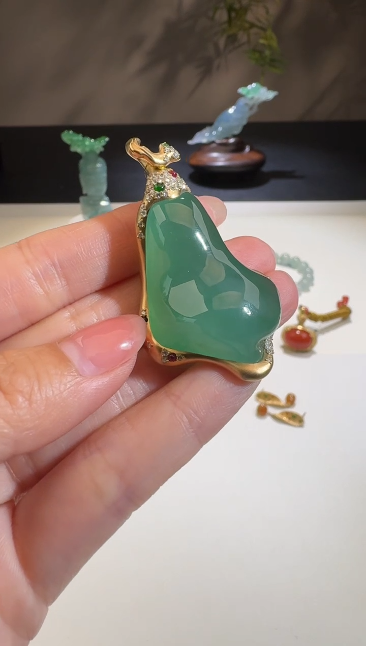 【闪购商品】翡翠颈饰18K金镶嵌【舒雅】