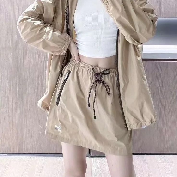 99新 MIU MIU/缪缪 38码24新款浅卡其色尼龙抽绳短裙