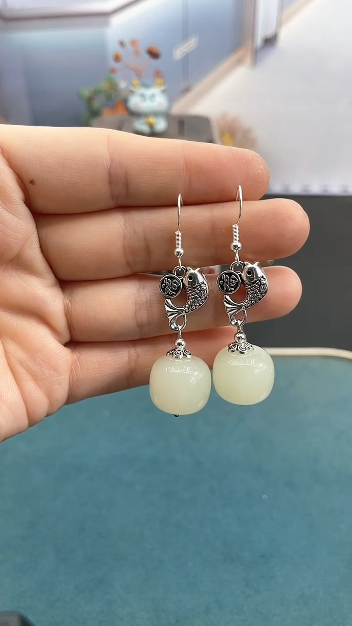 银S925镶嵌和田玉耳饰16mm白珠小鱼