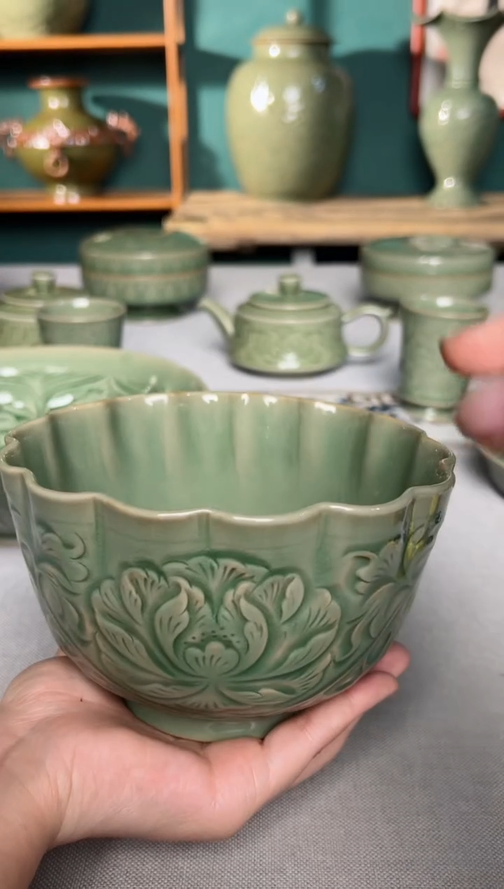 【闪购商品】其他纯手工秘色缠枝牡丹十四曲纹花口碗