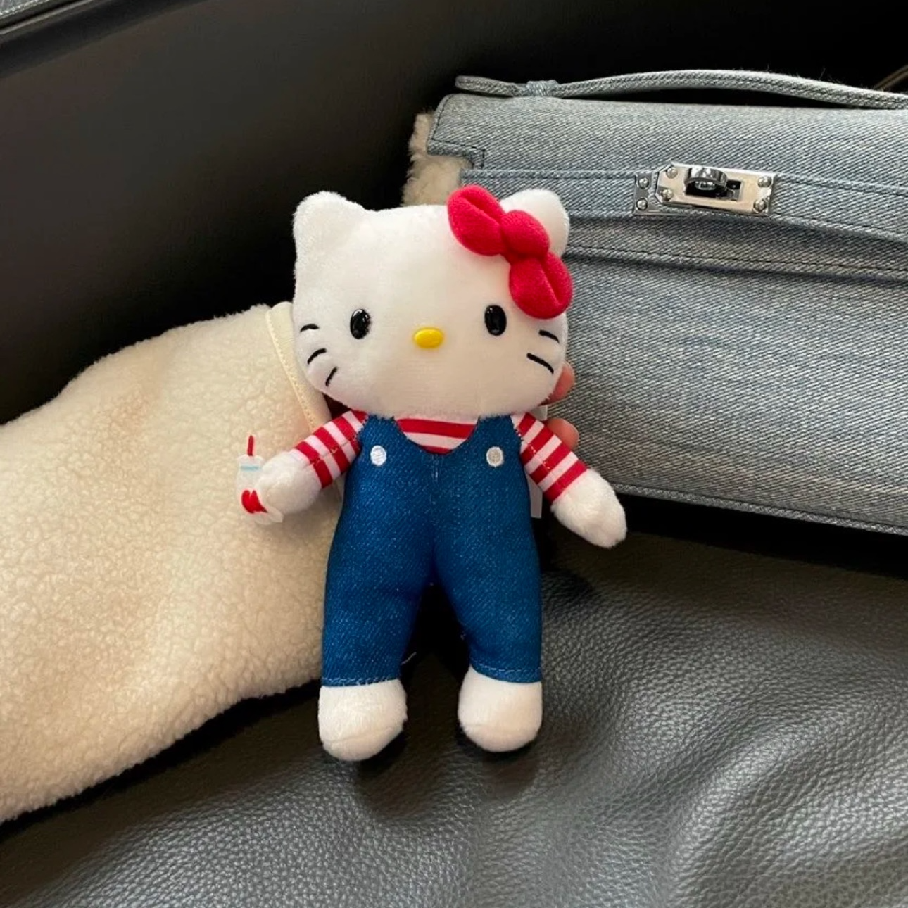 【冲绳限定】Hello Kitty 牛仔背心长腿Kitty 玩偶钥匙扣