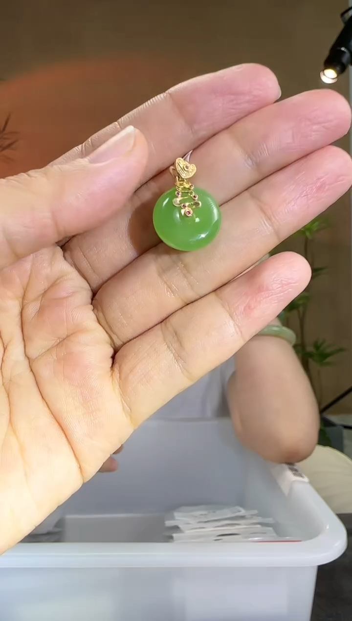 【闪购商品】和田玉吊坠18K金镶嵌18K金镶苹果绿平安扣吊坠