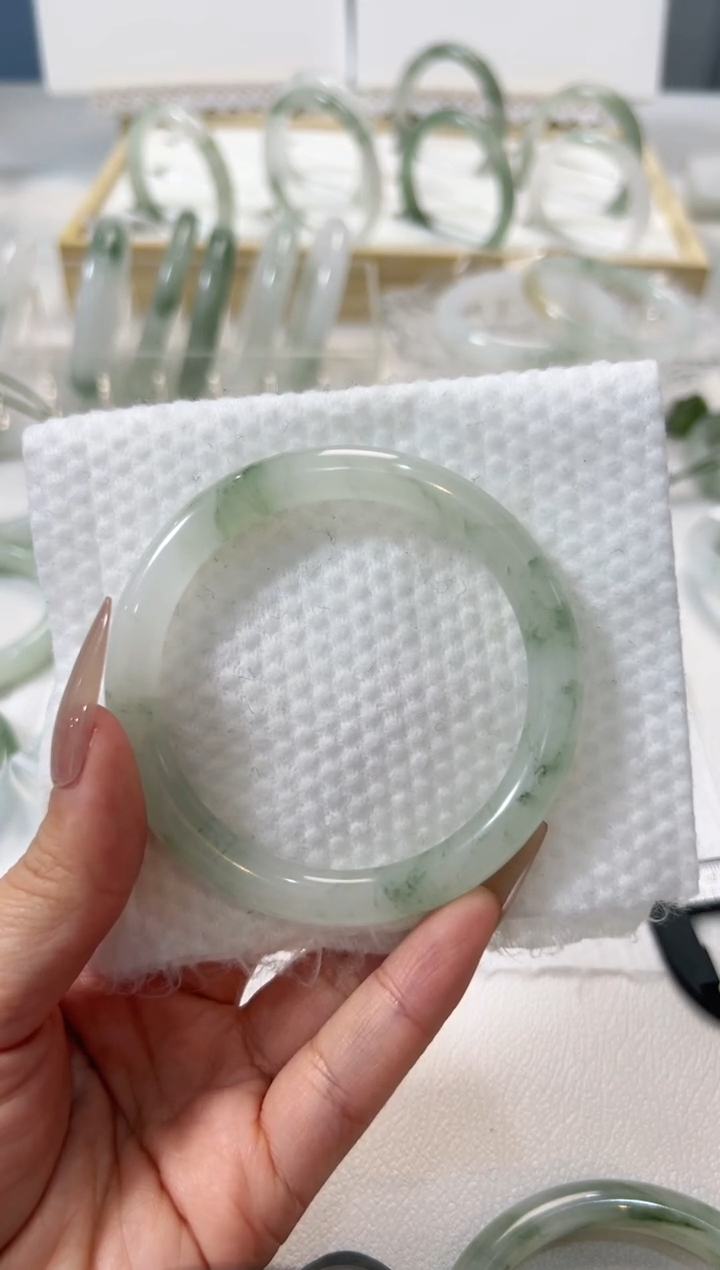 【闪购商品】石英质玉手镯未镶嵌58