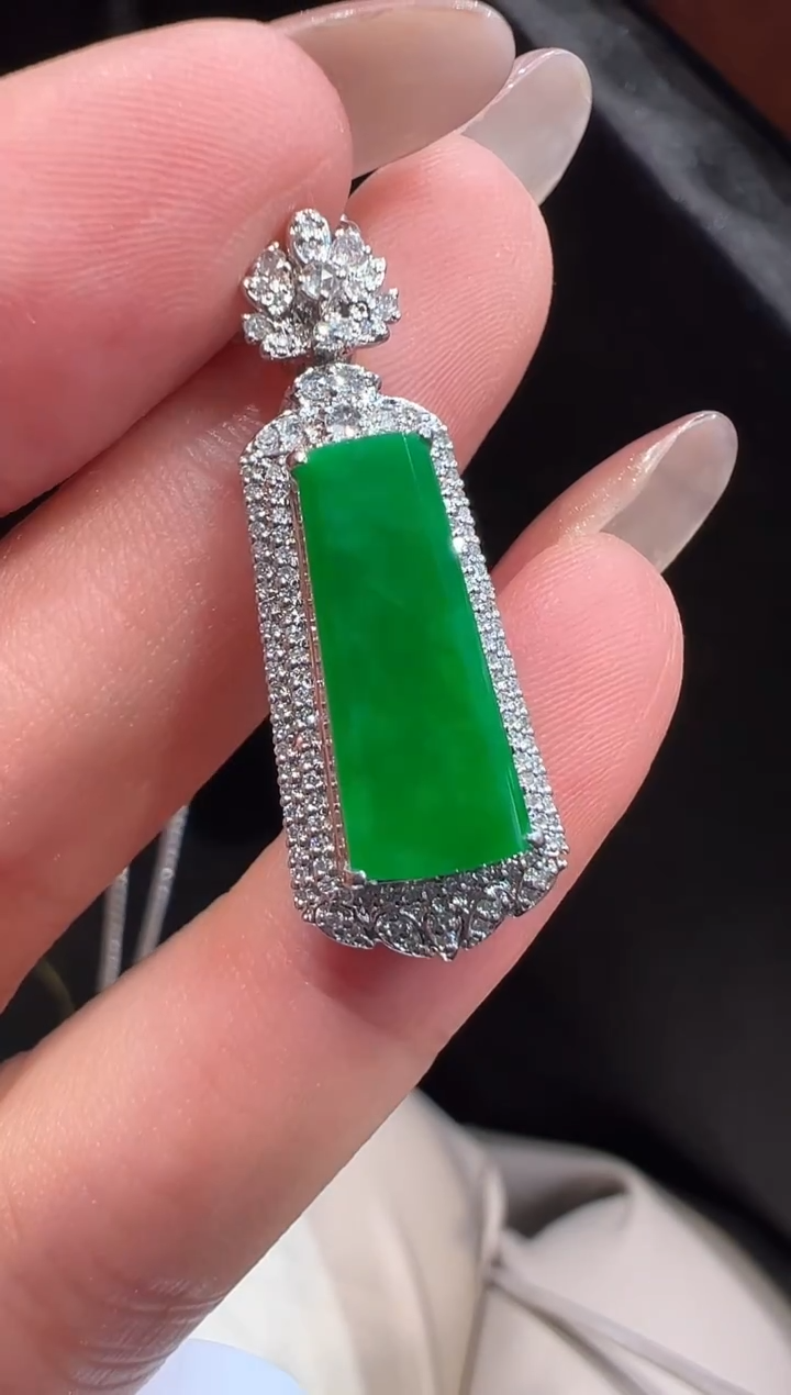 颈饰18K金镶嵌翡翠吊坠