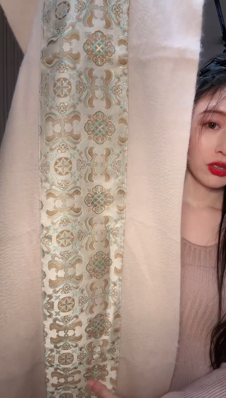 吃***萌游鱼羊绒披肩米色 