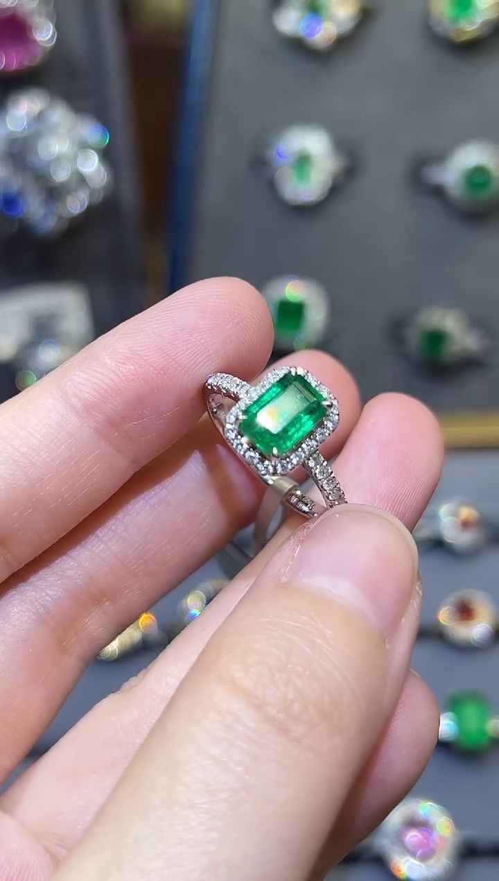 【闪购商品】祖母绿戒指18K金镶嵌1.68ct