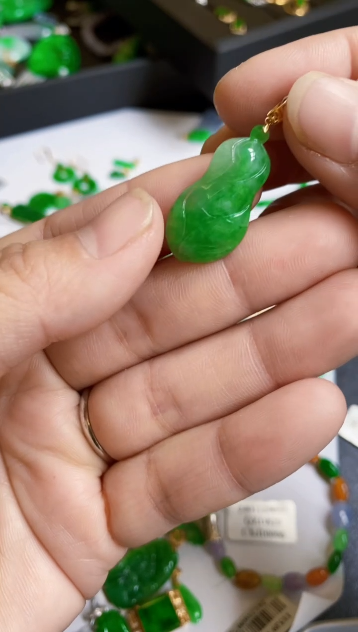 【闪购商品】翡翠颈饰18K金镶嵌白菜