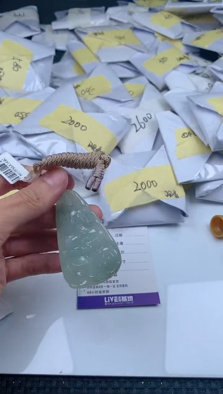 翡翠未镶嵌颈饰         