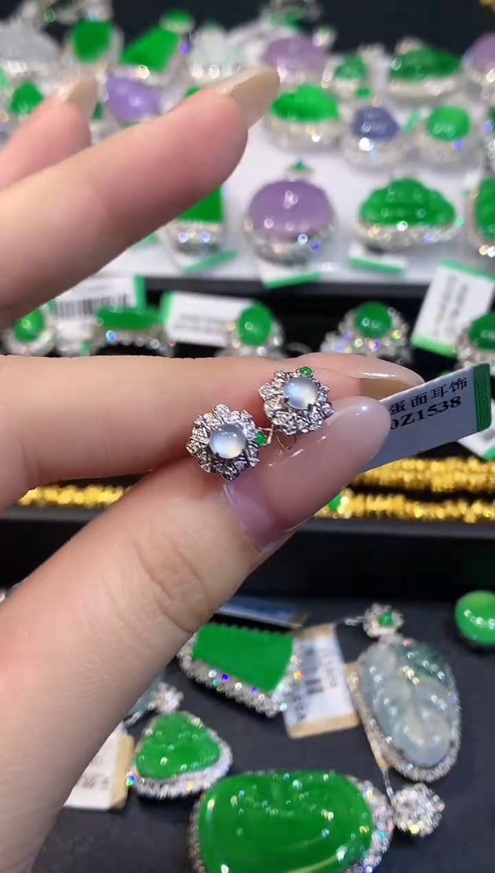 18K金镶嵌翡翠耳饰多样性发其一