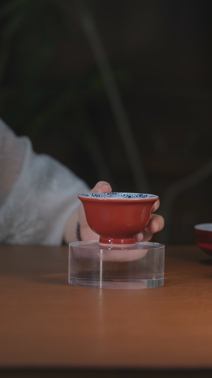 红釉内绘松竹梅压手杯