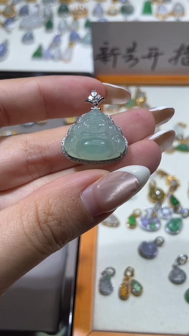 颈饰18K金镶嵌翡翠只****?111111