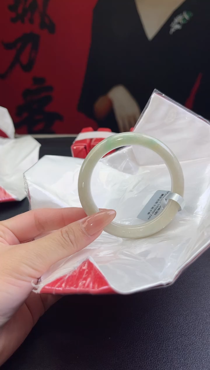 【闪购商品】翡翠手镯未镶嵌7翡翠手镯(微瑕）