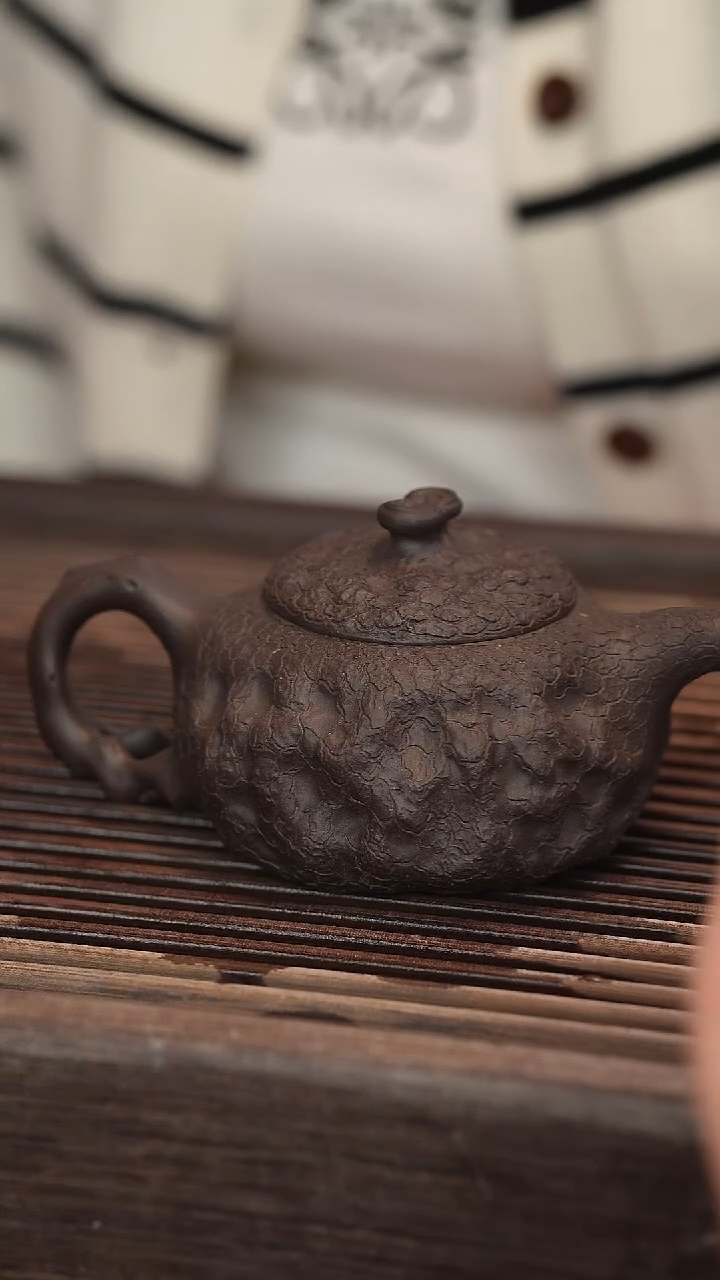 茶壶紫砂供春 黑金砂 170cc