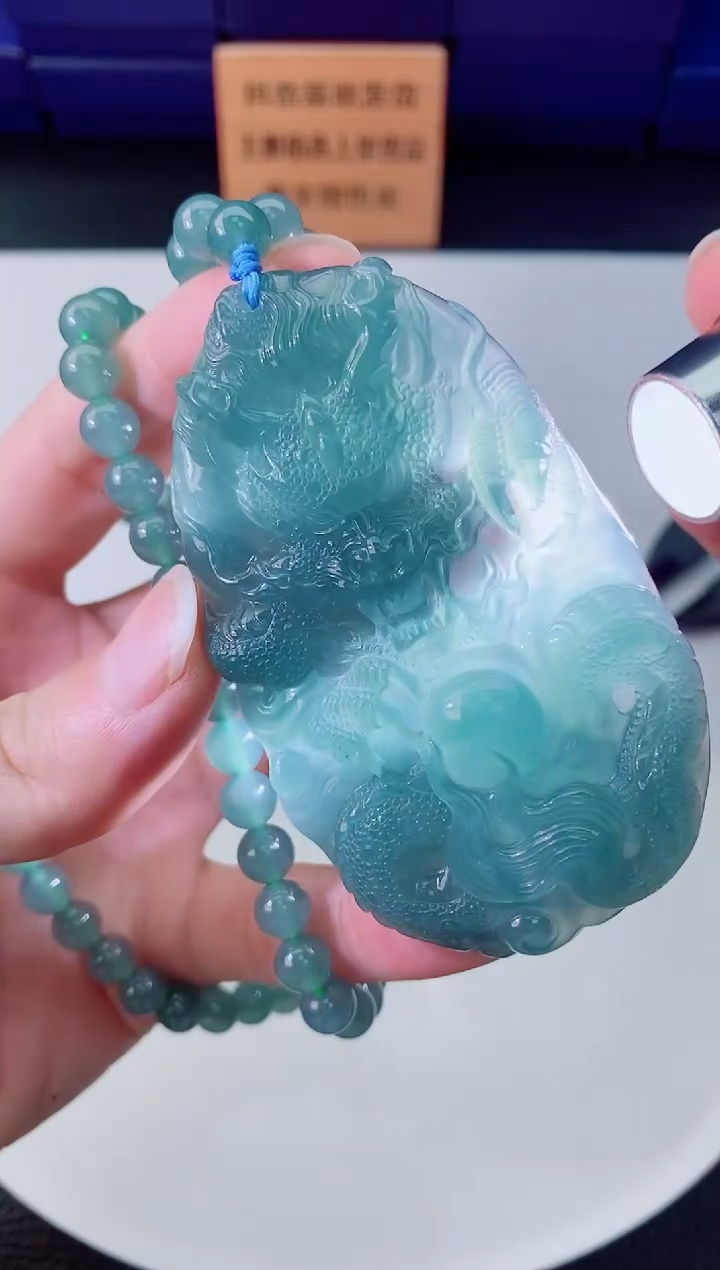 翡翠未镶嵌颈饰  `