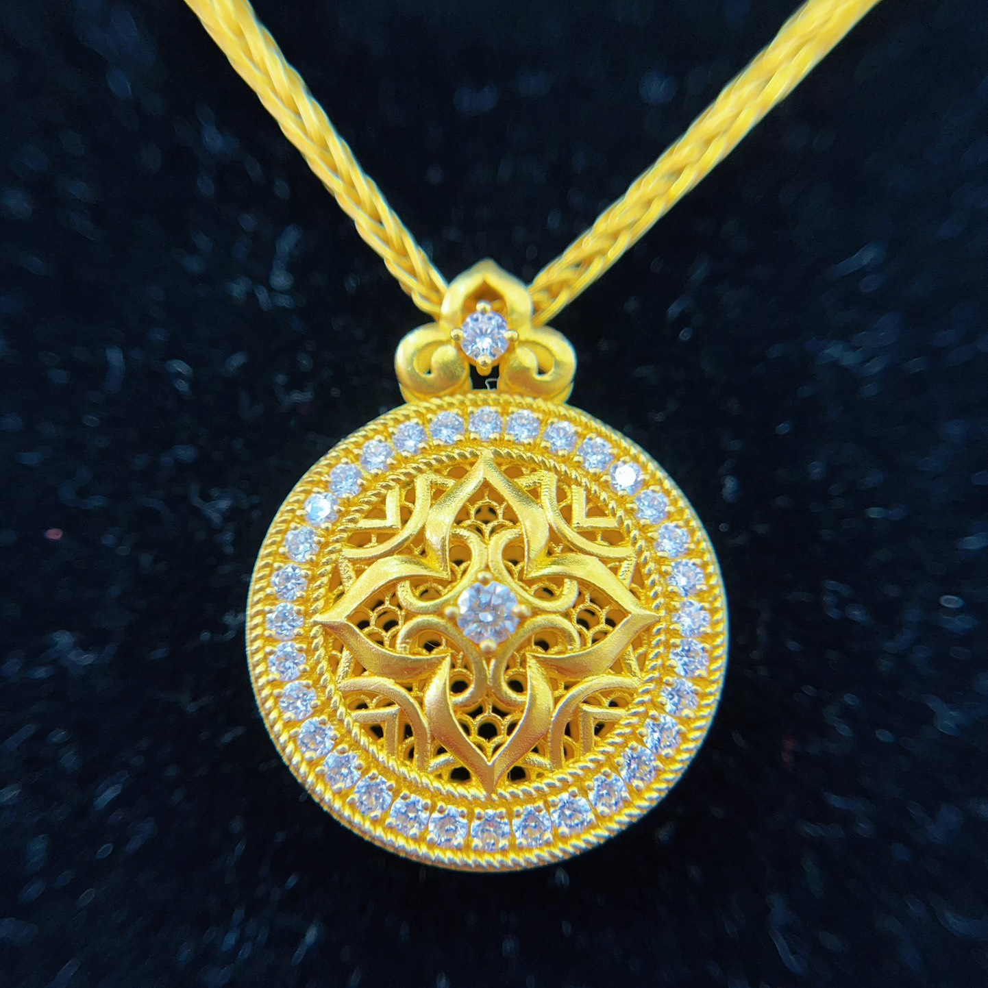 周D福 富贵满堂镶钻黄金吊坠