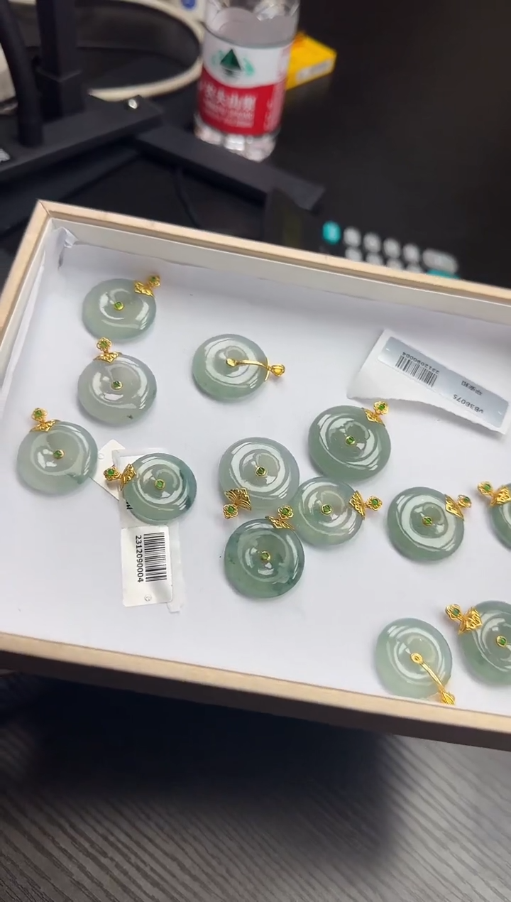 颈饰18K金镶嵌翡翠51519（多样性发其一）