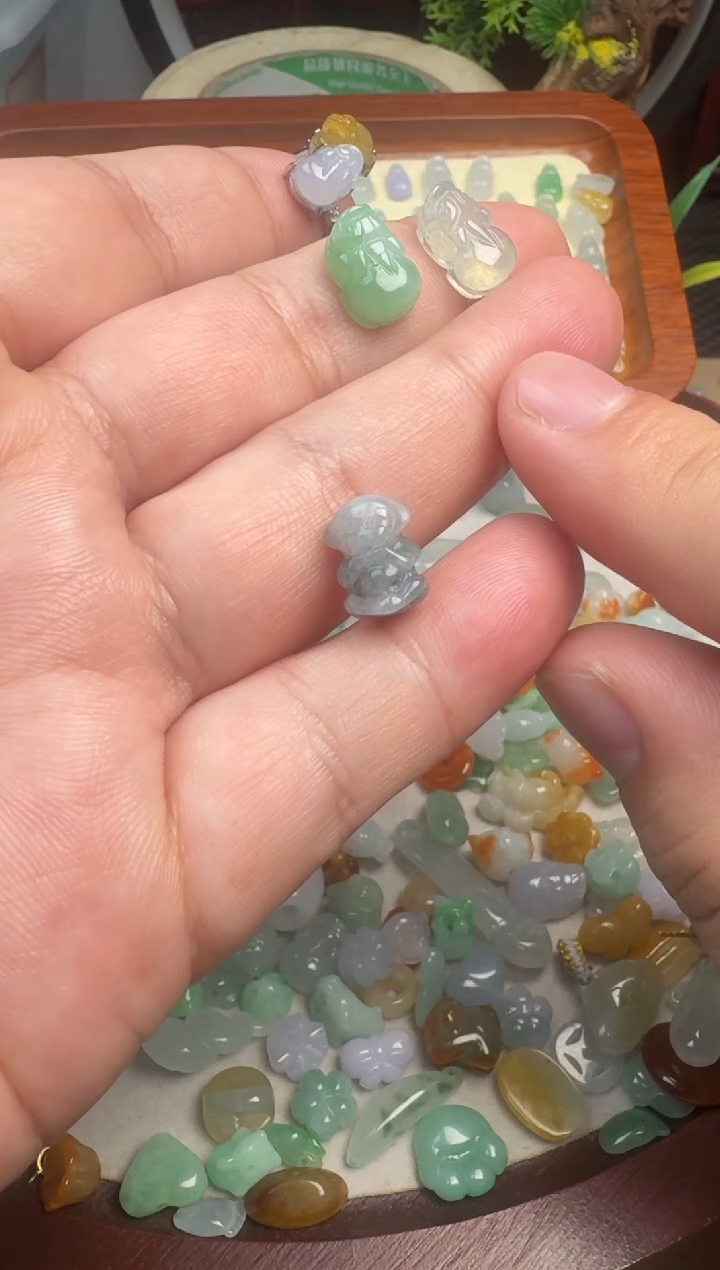 颈饰未镶嵌翡翠钟*妹翡翠