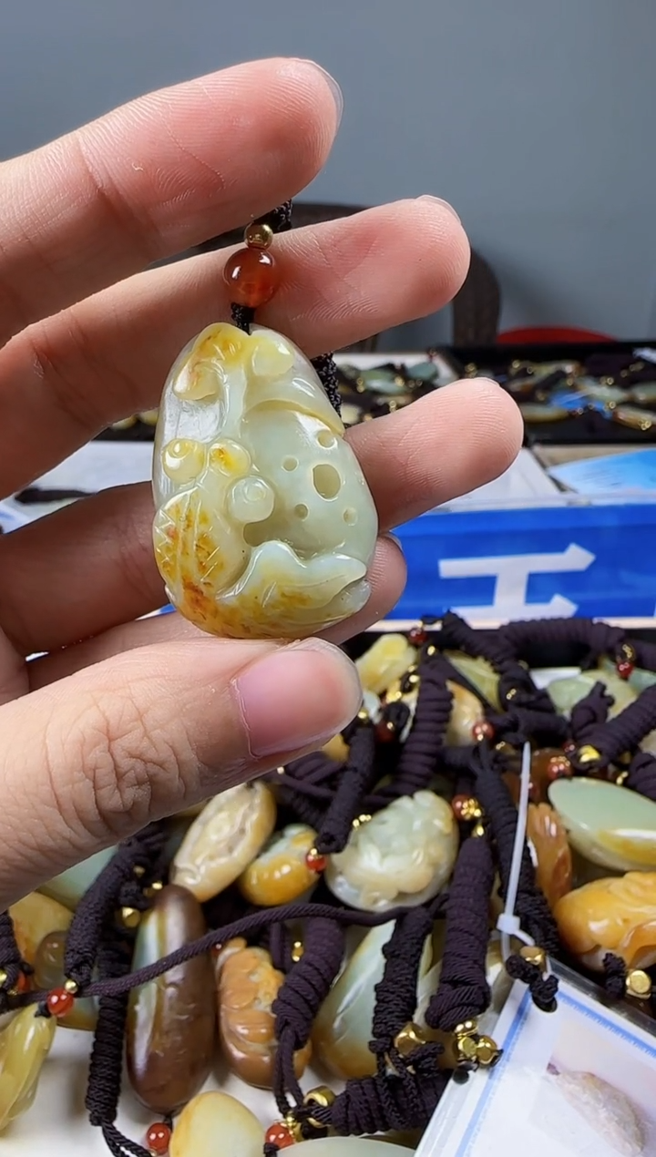 和田玉未镶嵌颈饰1
