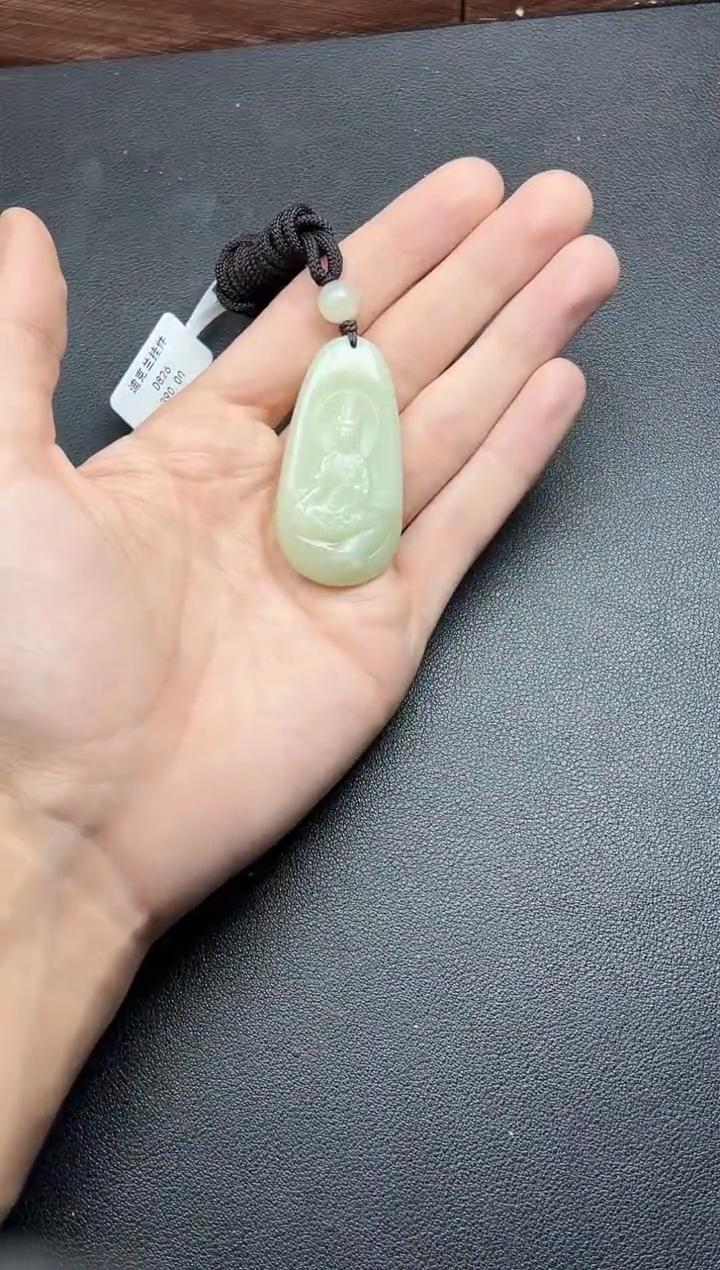 吊坠(赠链)未镶嵌和田玉且末微色差迪克兰二细吊坠HJ